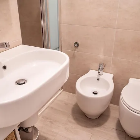 Guesthost - Cozy In The Heart Of