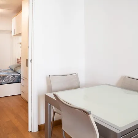 Guesthost - Cozy In The Heart Of Lägenhet Ravenna